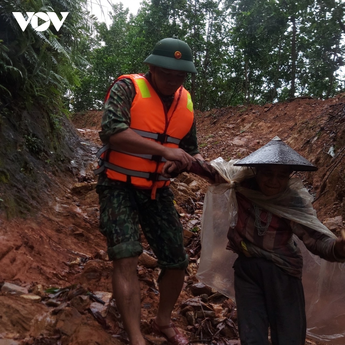 bo doi giang day vuot song dua 18 nguoi ra khoi vung nguy co lo nui hinh anh 2