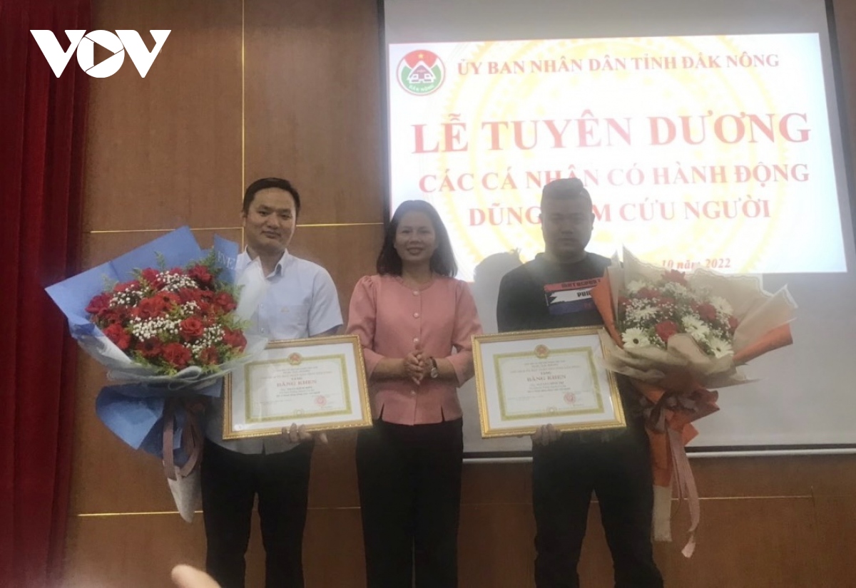 Dak nong khen thuong dot xuat 2 nam thanh nien vi hanh dong dung cam cuu nguoi hinh anh 1