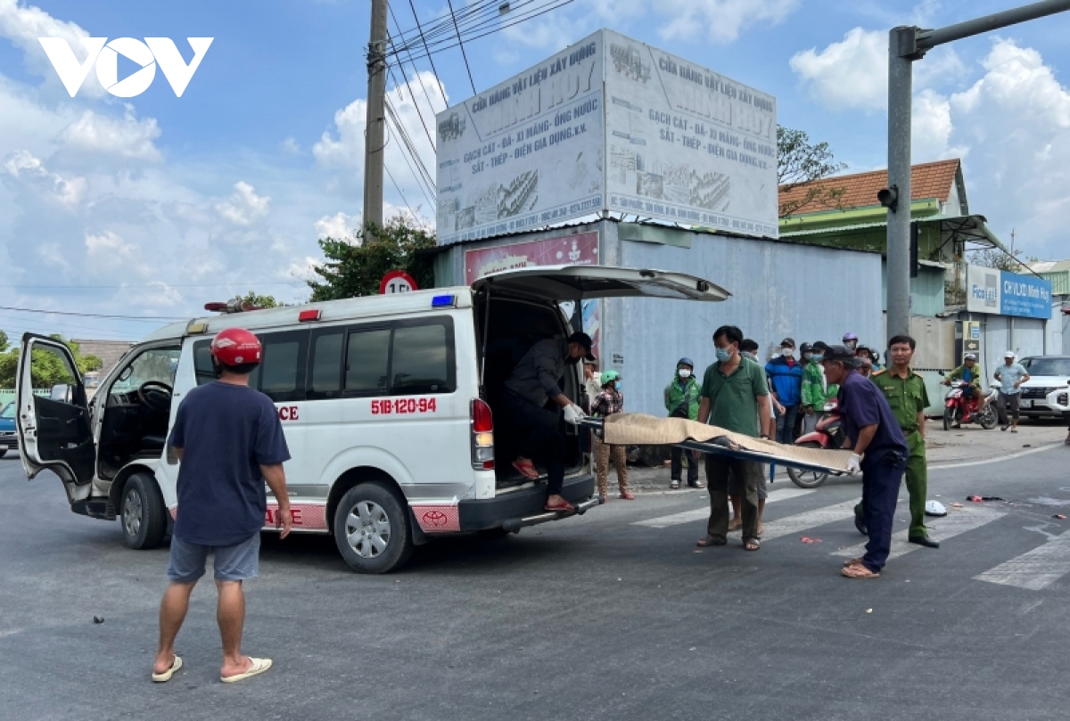 Xe tải vượt đèn đỏ tông liên hoàn khiến thai phụ tử vong