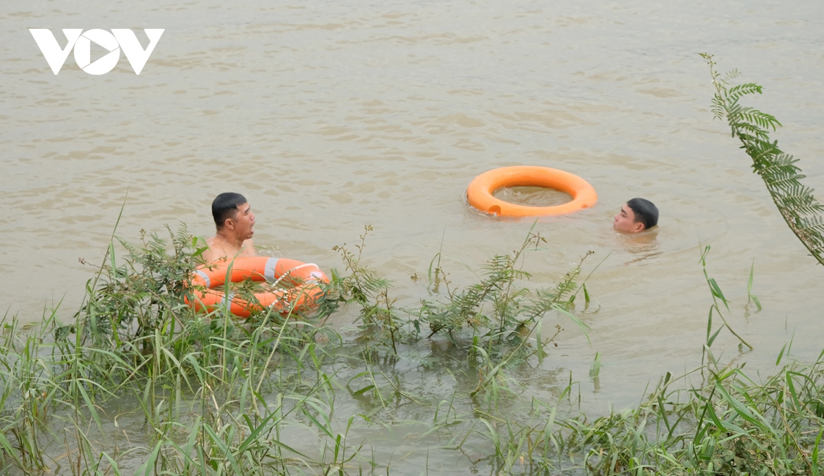 hang chuc nguoi lan tim nan nhan bi lat ghe mat tich hinh anh 3