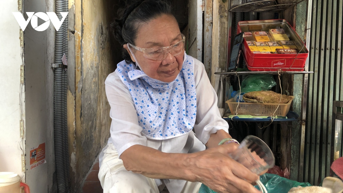 nhieu cay xanh chet kho, bi buc tu tren duong pho thu do hinh anh 10