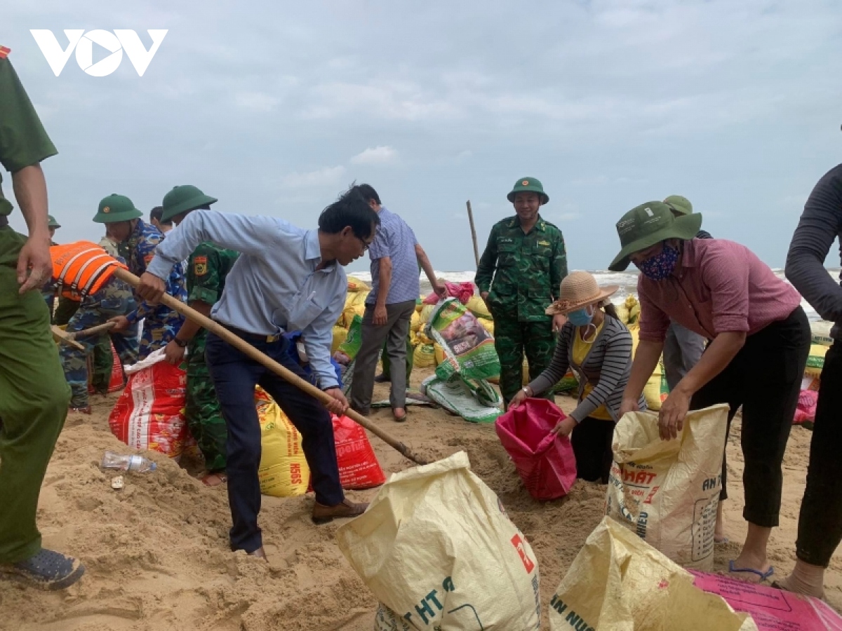 Thừa Thiên Huế: Gia cố khẩn cấp chống sạt lở bờ biển ở huyện Phú Vang