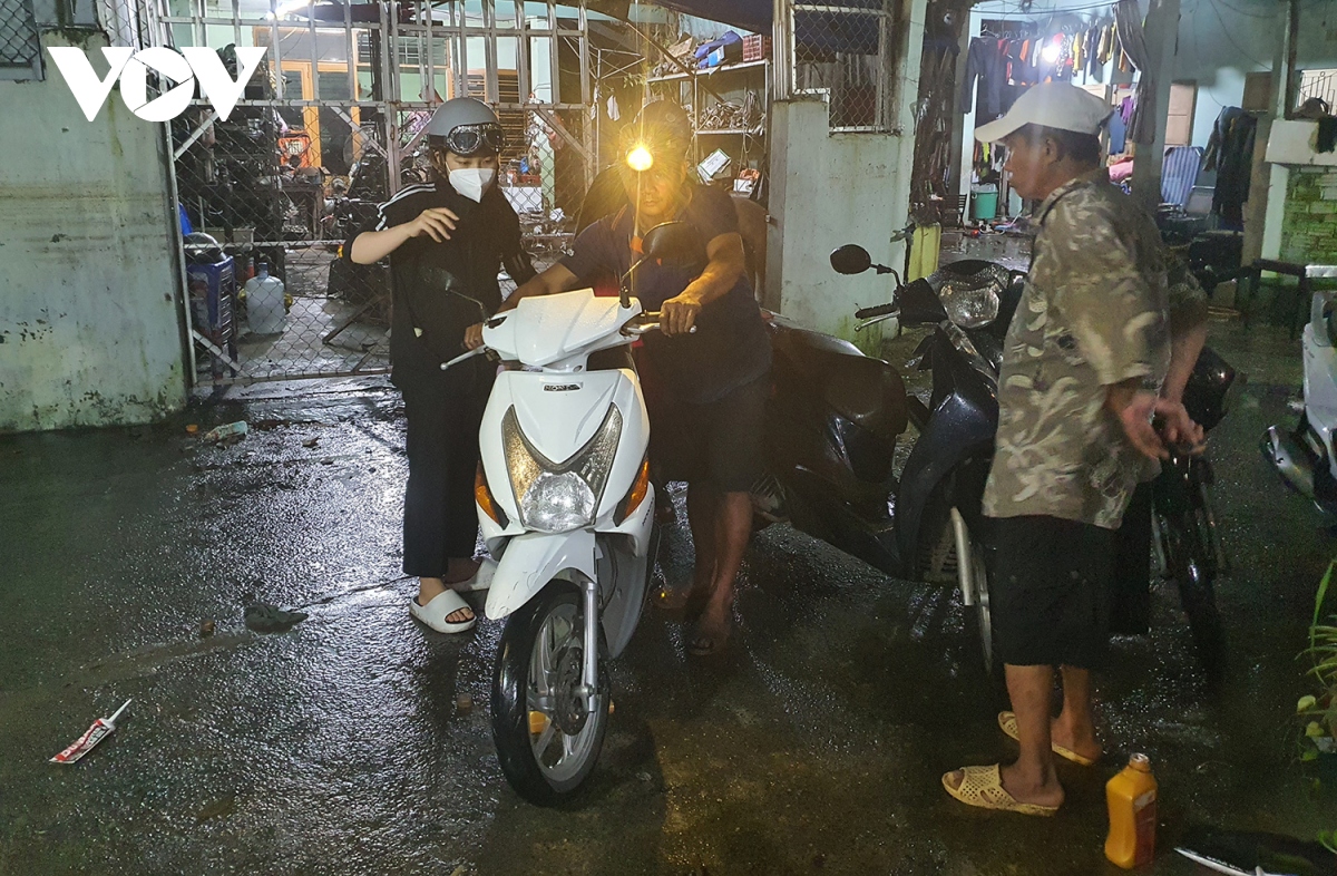 Xuyên đêm sửa miễn phí xe máy bị ngập nước