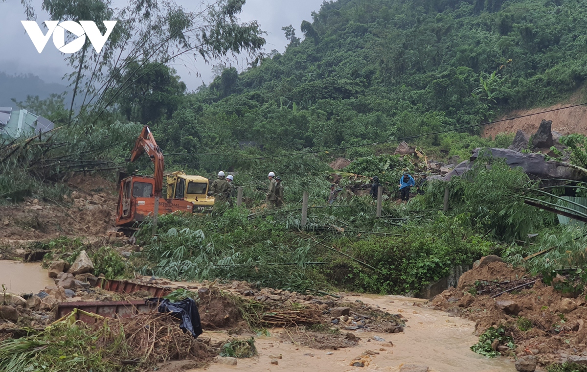 thong duong vao 6 xa bi chia cat do sat lo nui o thuy dien ka tinh, quang ngai hinh anh 3