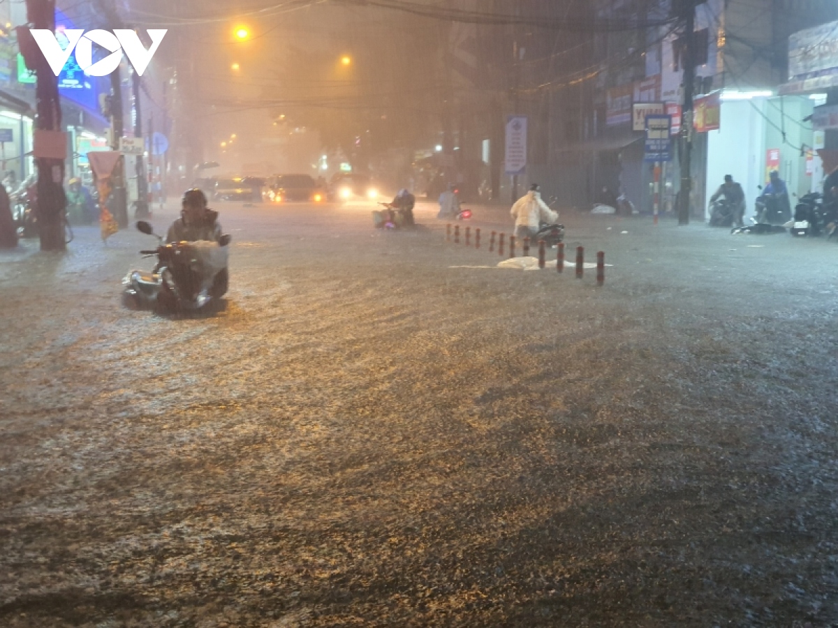 mua nhu trut, nguoi dan Da nang bi bom loi nuoc ve nha hinh anh 11