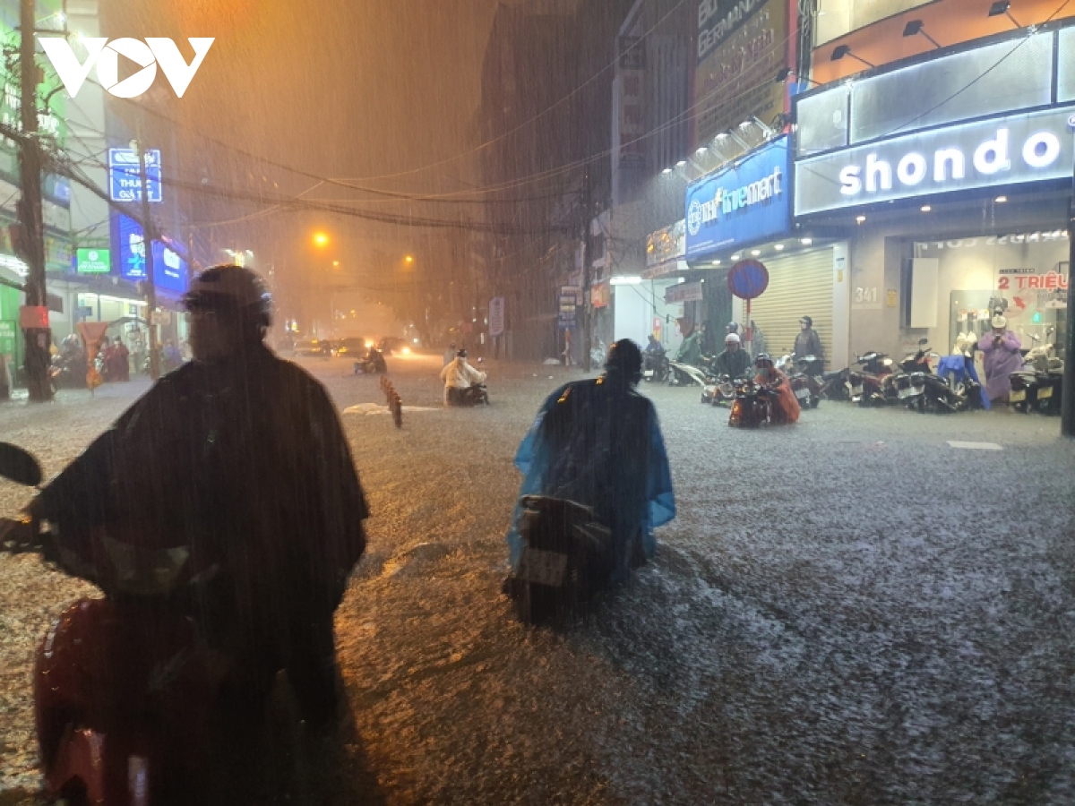 mua nhu trut, nguoi dan Da nang bi bom loi nuoc ve nha hinh anh 12