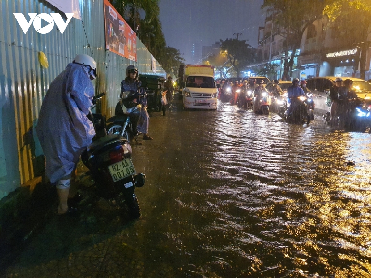 mua nhu trut, nguoi dan Da nang bi bom loi nuoc ve nha hinh anh 14