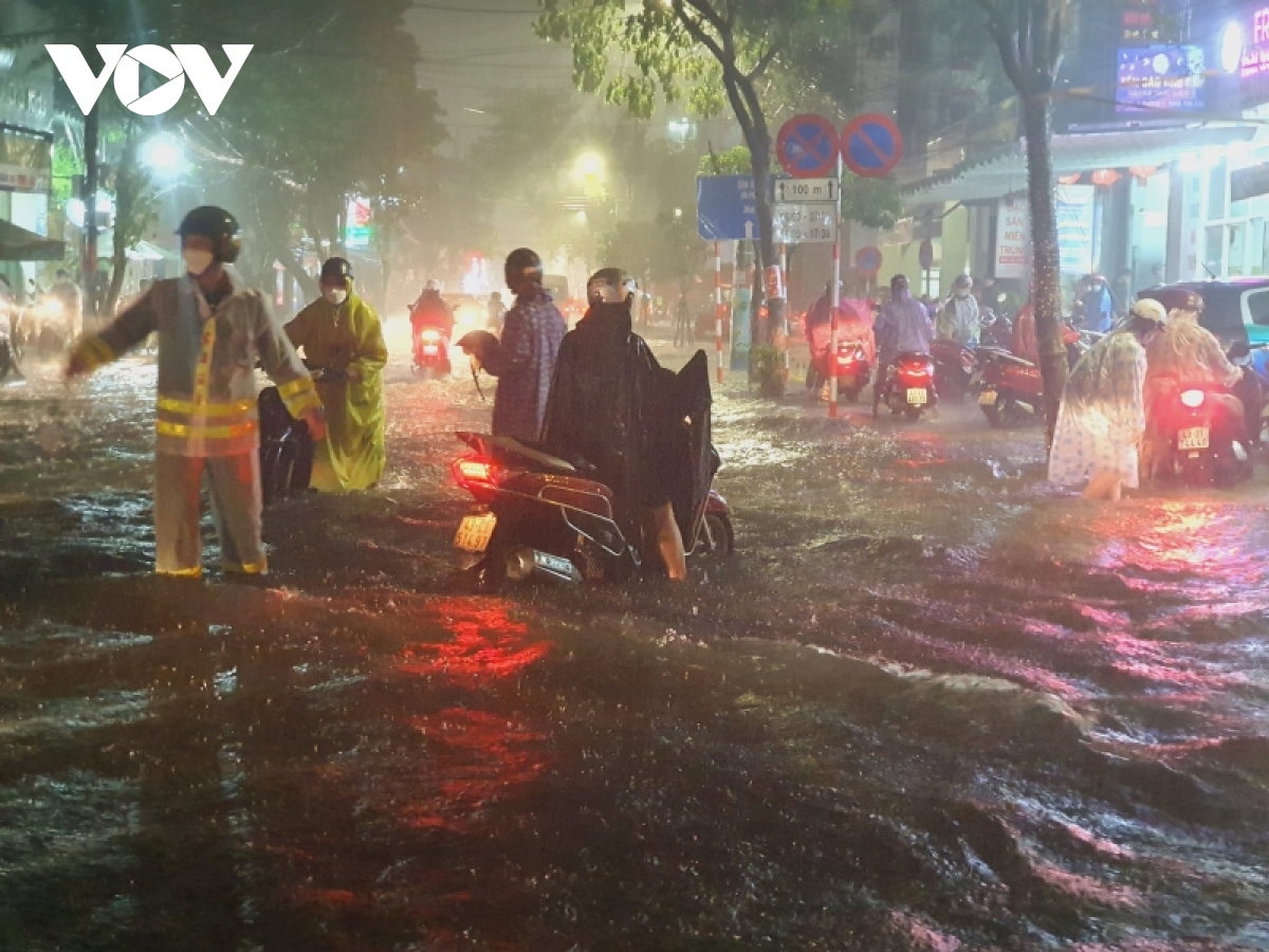 mua nhu trut, nguoi dan Da nang bi bom loi nuoc ve nha hinh anh 15