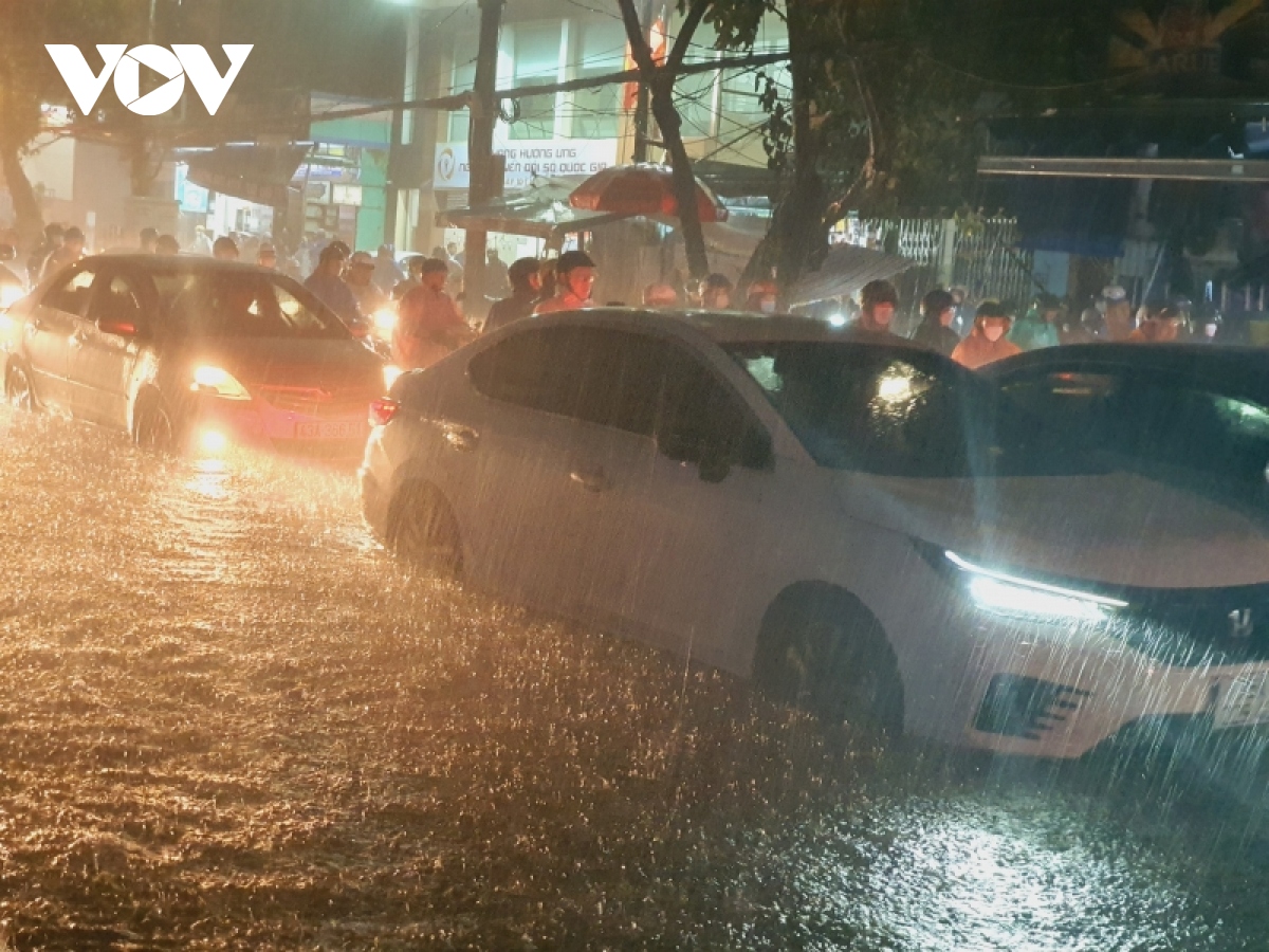 mua nhu trut, nguoi dan Da nang bi bom loi nuoc ve nha hinh anh 3