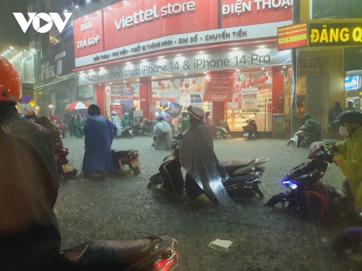 mua nhu trut, nguoi dan Da nang bi bom loi nuoc ve nha hinh anh 6