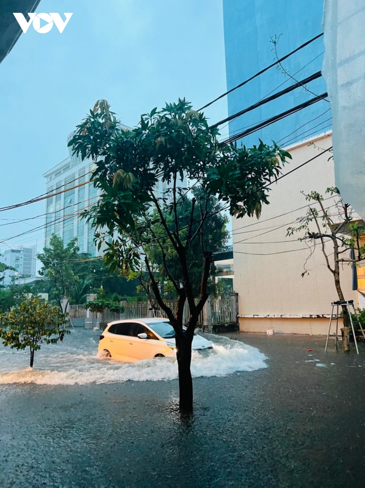 mua nhu trut, nguoi dan Da nang bi bom loi nuoc ve nha hinh anh 8