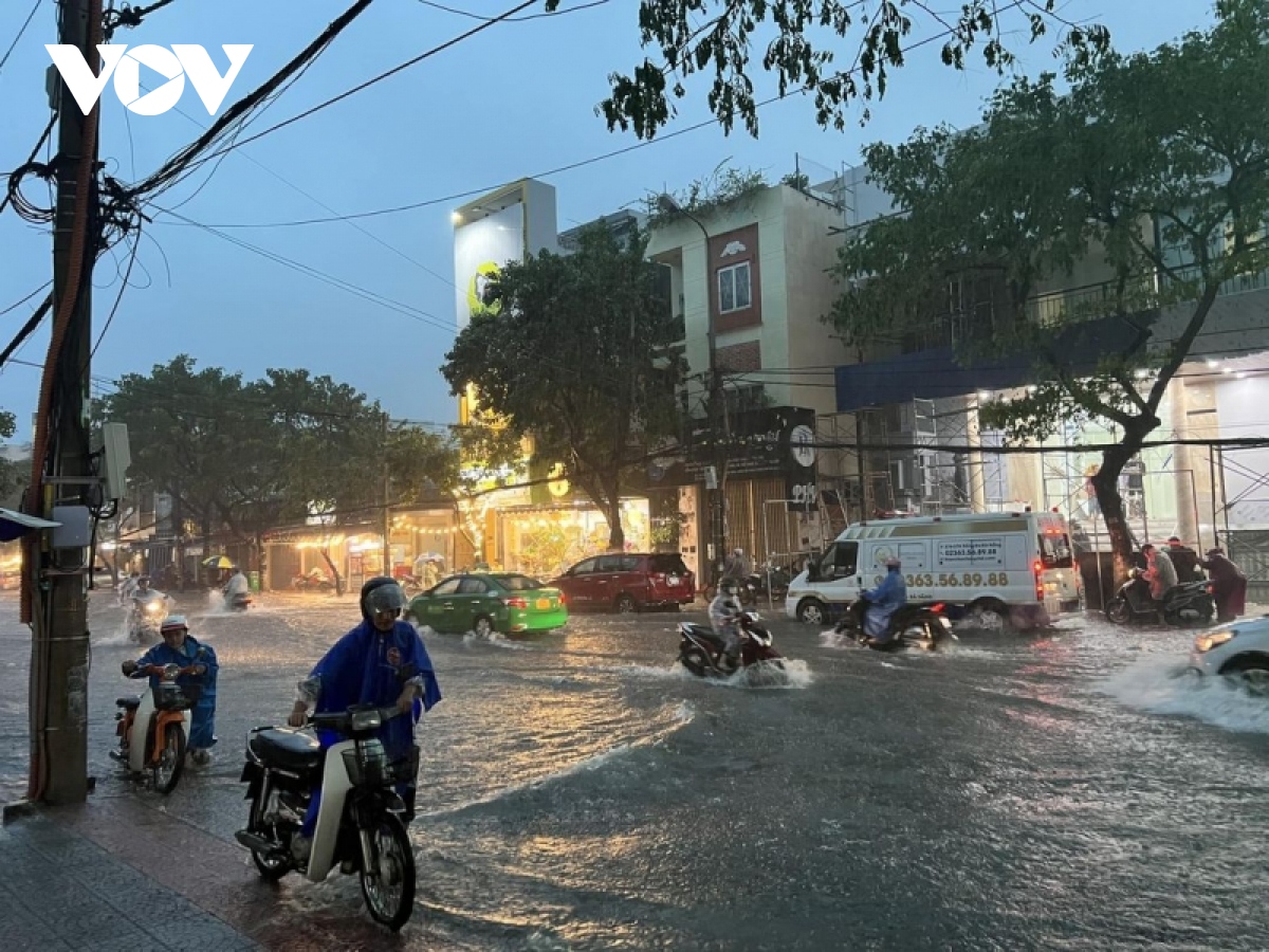 mua nhu trut, nguoi dan Da nang bi bom loi nuoc ve nha hinh anh 10