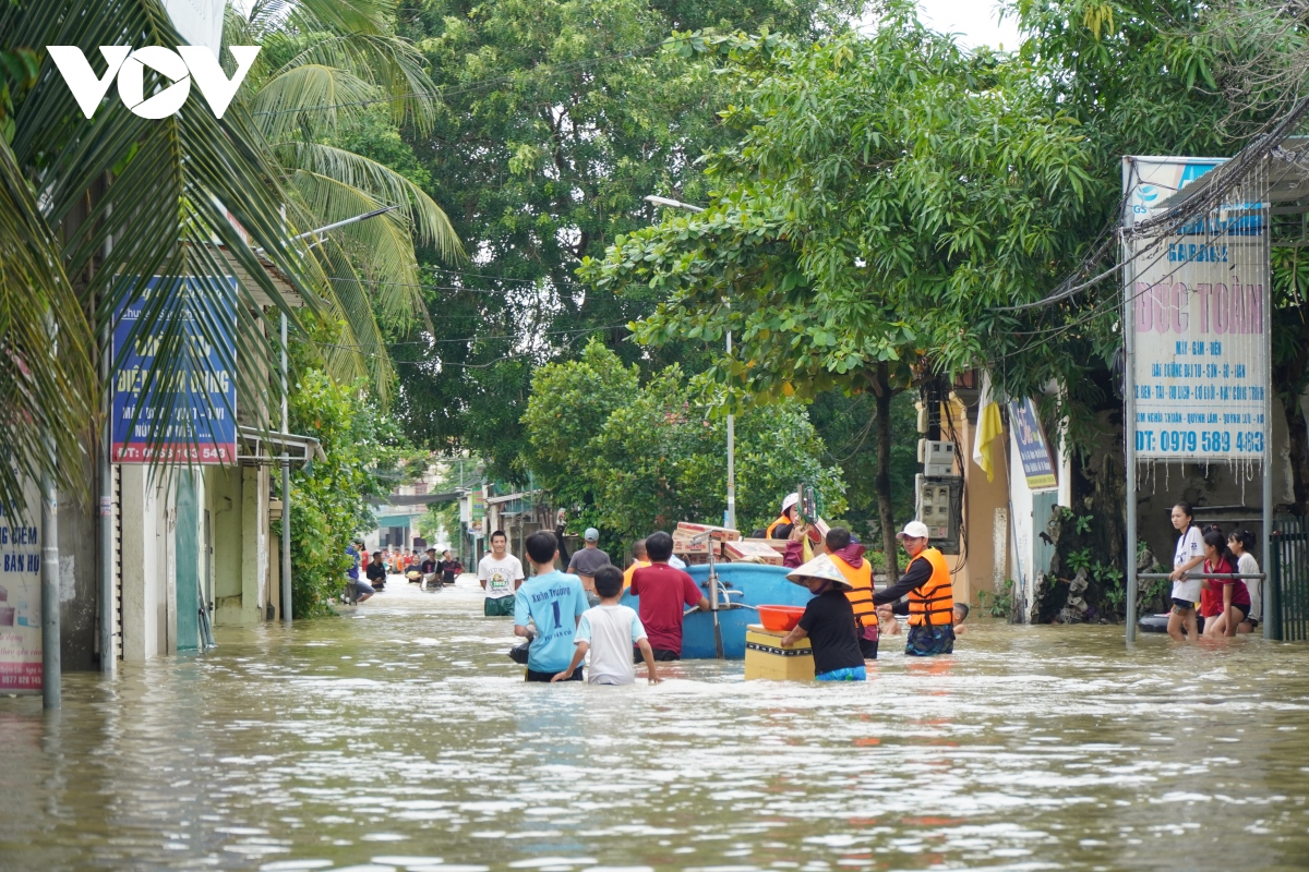 Không quản nước ngang người đưa hàng cứu trợ đến bà con bị ngập ở Nghệ An