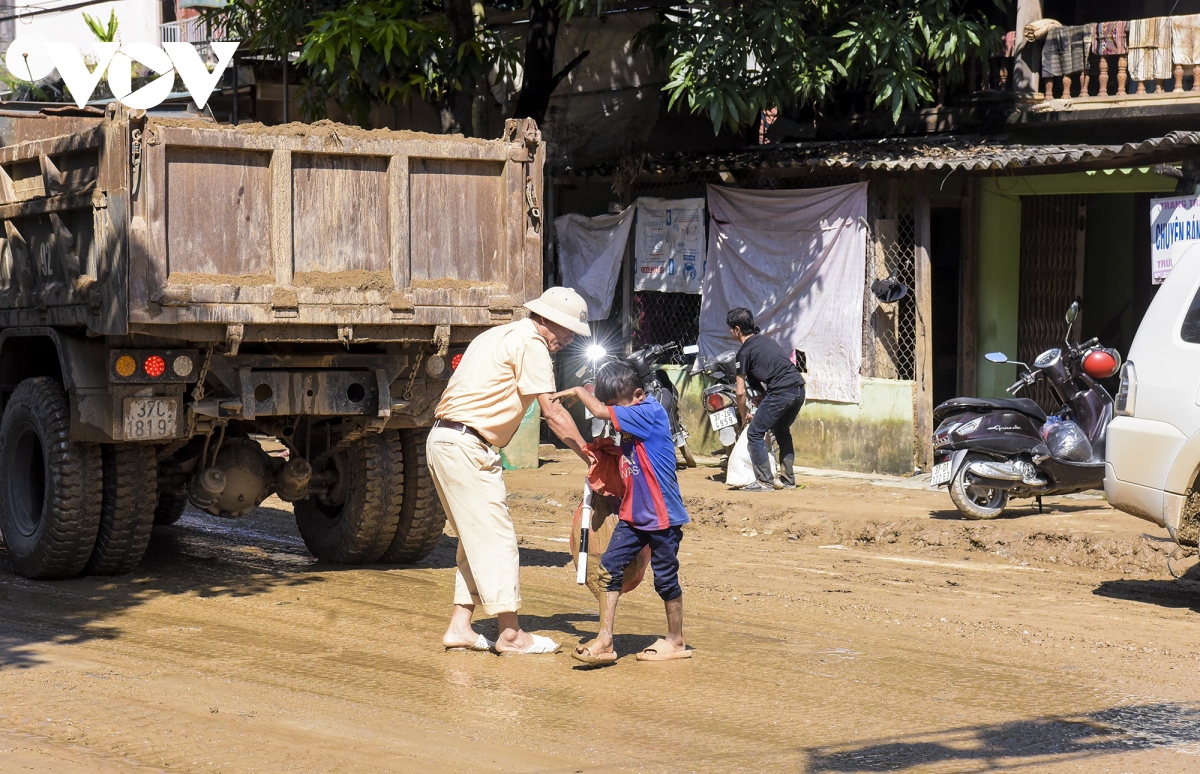 ban lang tan hoang sau tran lu quet kinh hoang o ky son, nghe an hinh anh 13