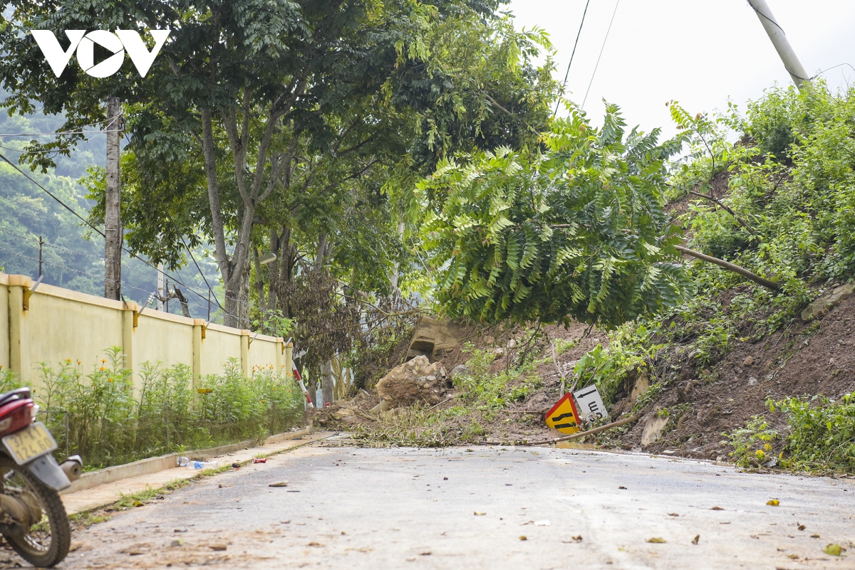 nguoi dan cung bo doi no luc thong tuyen sau lu quet ky son hinh anh 2