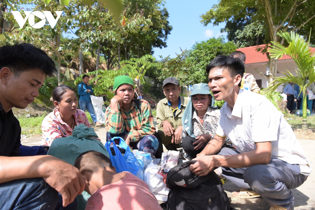 nguoi dan cung bo doi no luc thong tuyen sau lu quet ky son hinh anh 12