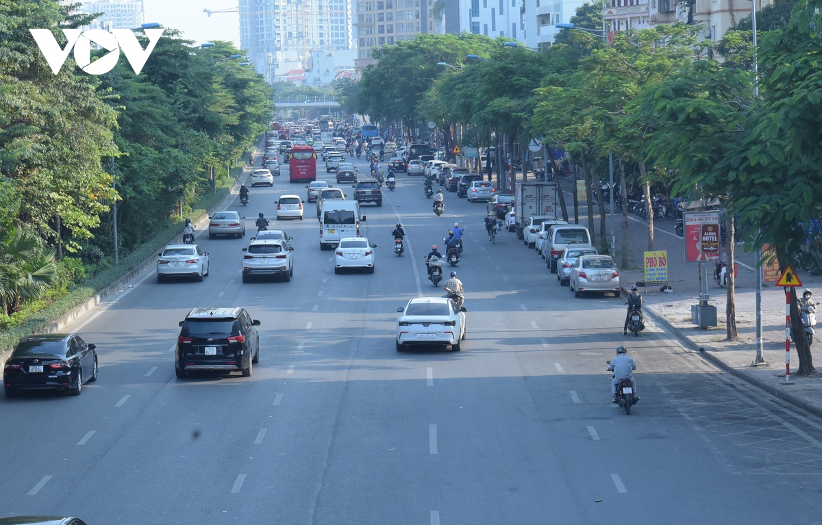 O to dan hang ngang, lan het lan xe may tren duong pho ha noi hinh anh 17