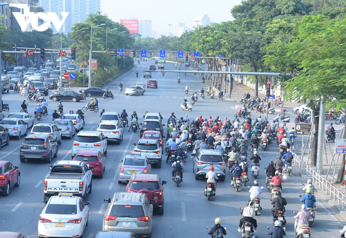 O to dan hang ngang, lan het lan xe may tren duong pho ha noi hinh anh 2