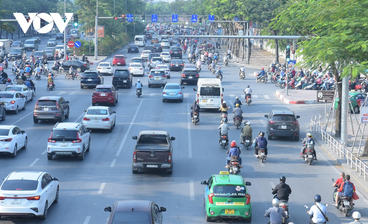 O to dan hang ngang, lan het lan xe may tren duong pho ha noi hinh anh 3