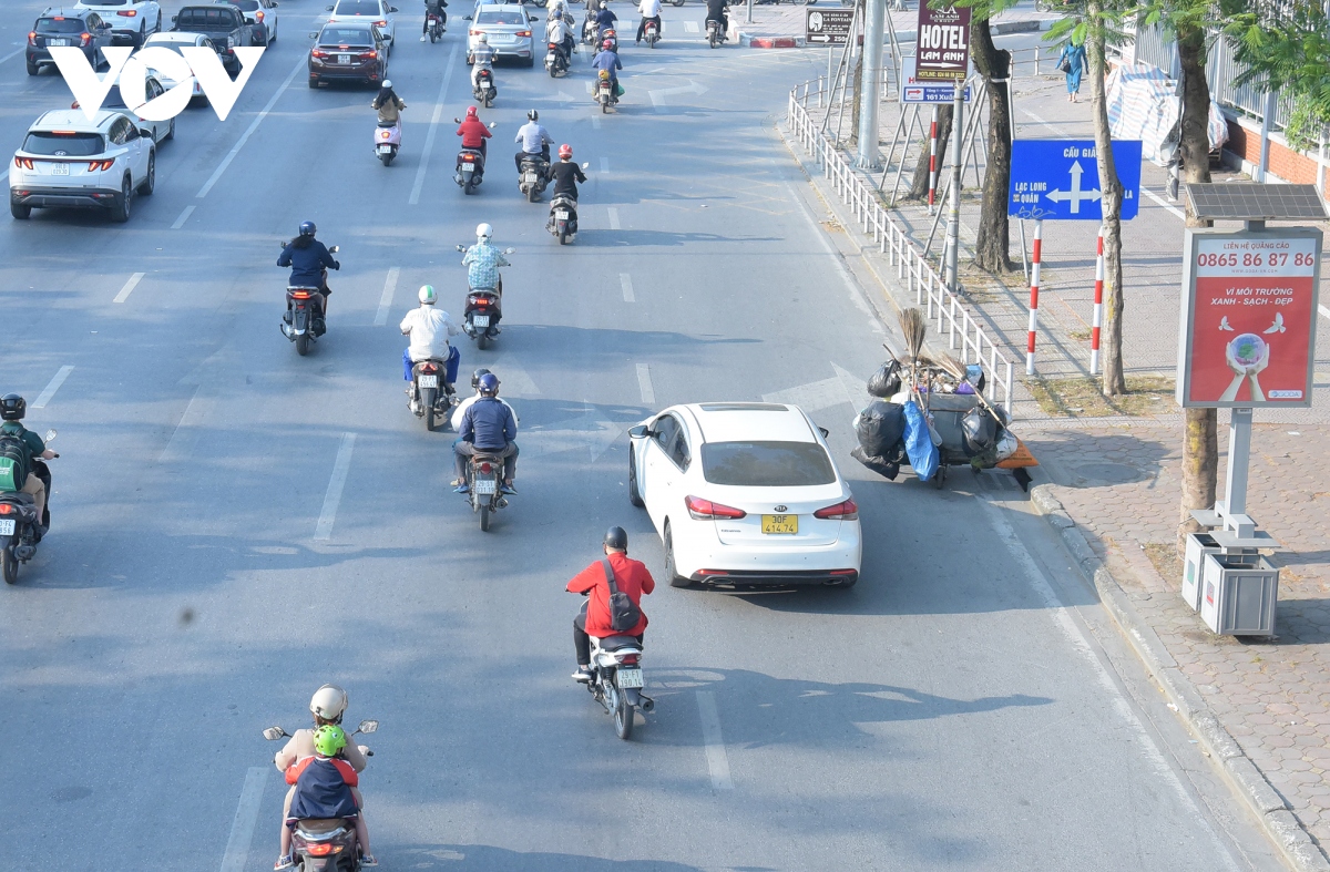 O to dan hang ngang, lan het lan xe may tren duong pho ha noi hinh anh 4