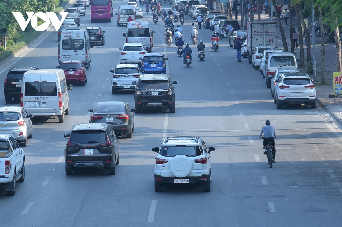 O to dan hang ngang, lan het lan xe may tren duong pho ha noi hinh anh 5