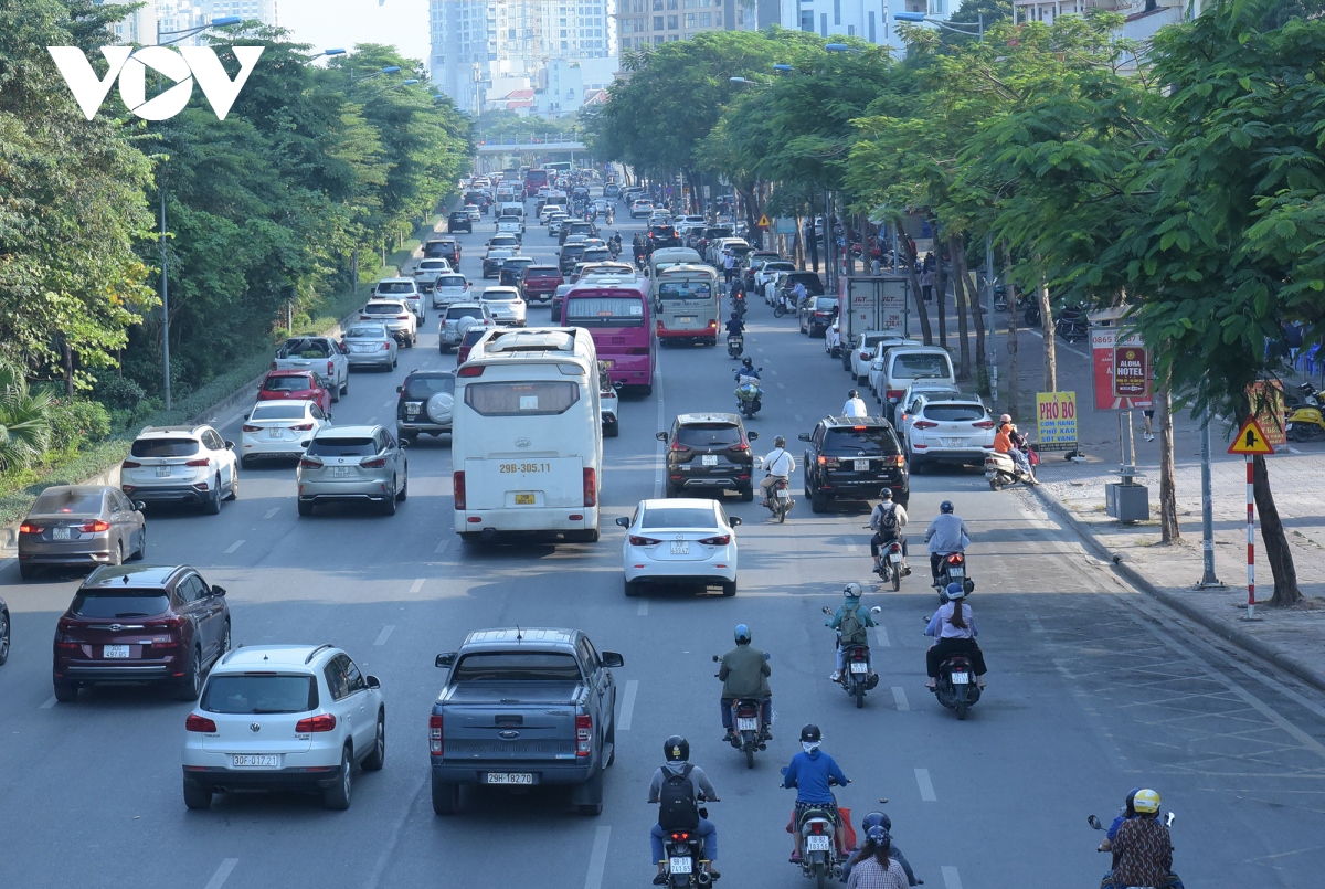 O to dan hang ngang, lan het lan xe may tren duong pho ha noi hinh anh 7