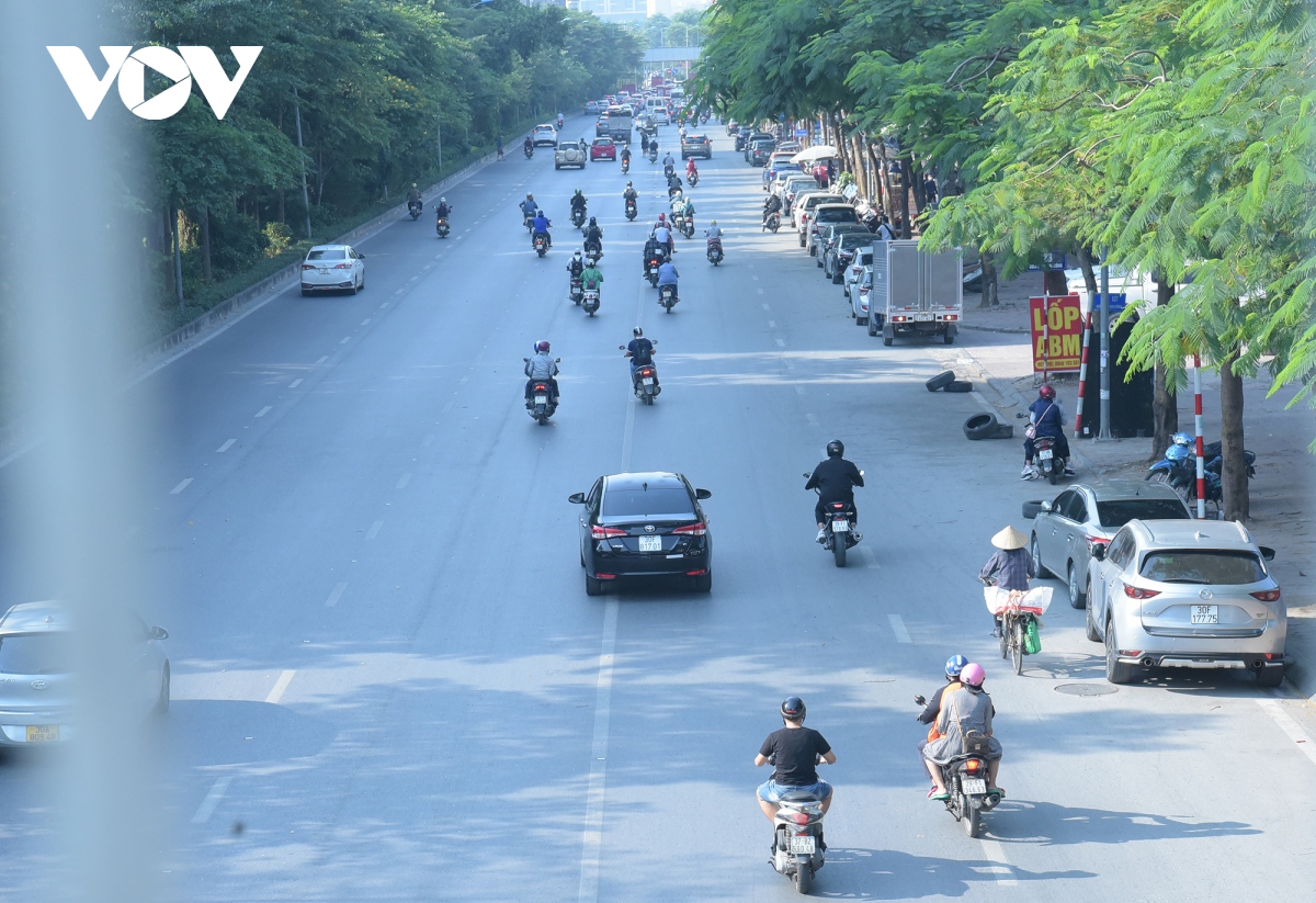 O to dan hang ngang, lan het lan xe may tren duong pho ha noi hinh anh 8