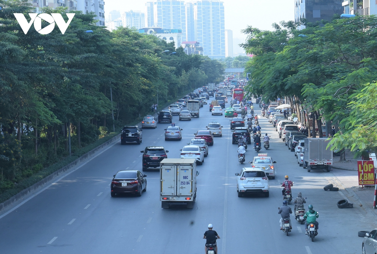 O to dan hang ngang, lan het lan xe may tren duong pho ha noi hinh anh 6