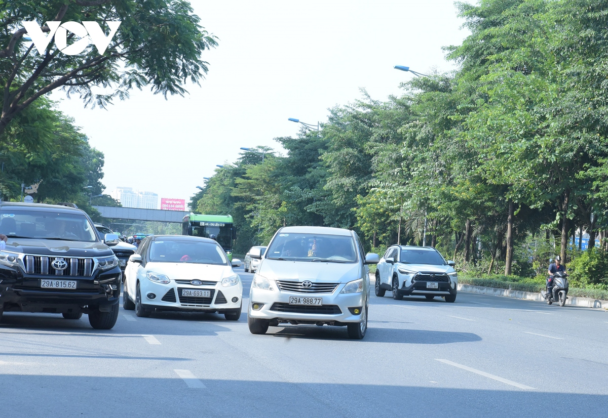 O to dan hang ngang, lan het lan xe may tren duong pho ha noi hinh anh 10