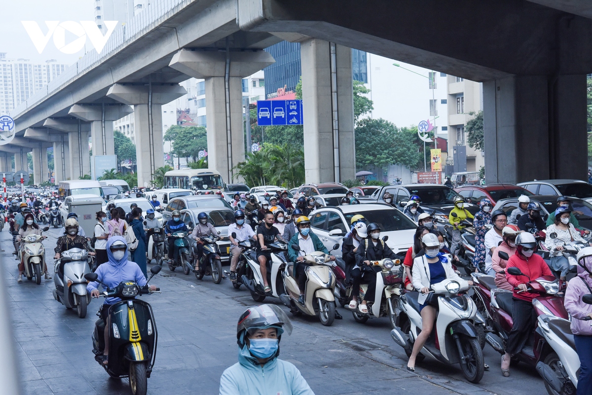 O to dan hang ngang, lan het lan xe may tren duong pho ha noi hinh anh 11