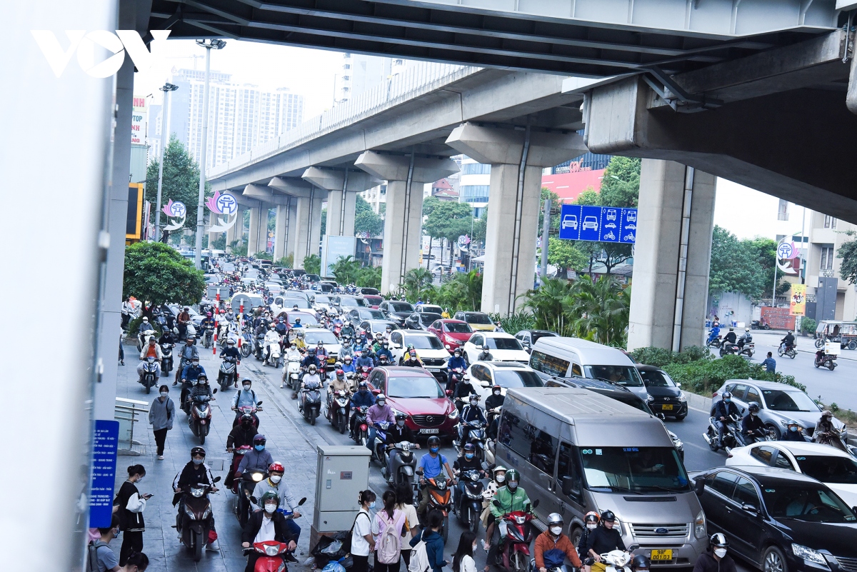 O to dan hang ngang, lan het lan xe may tren duong pho ha noi hinh anh 12