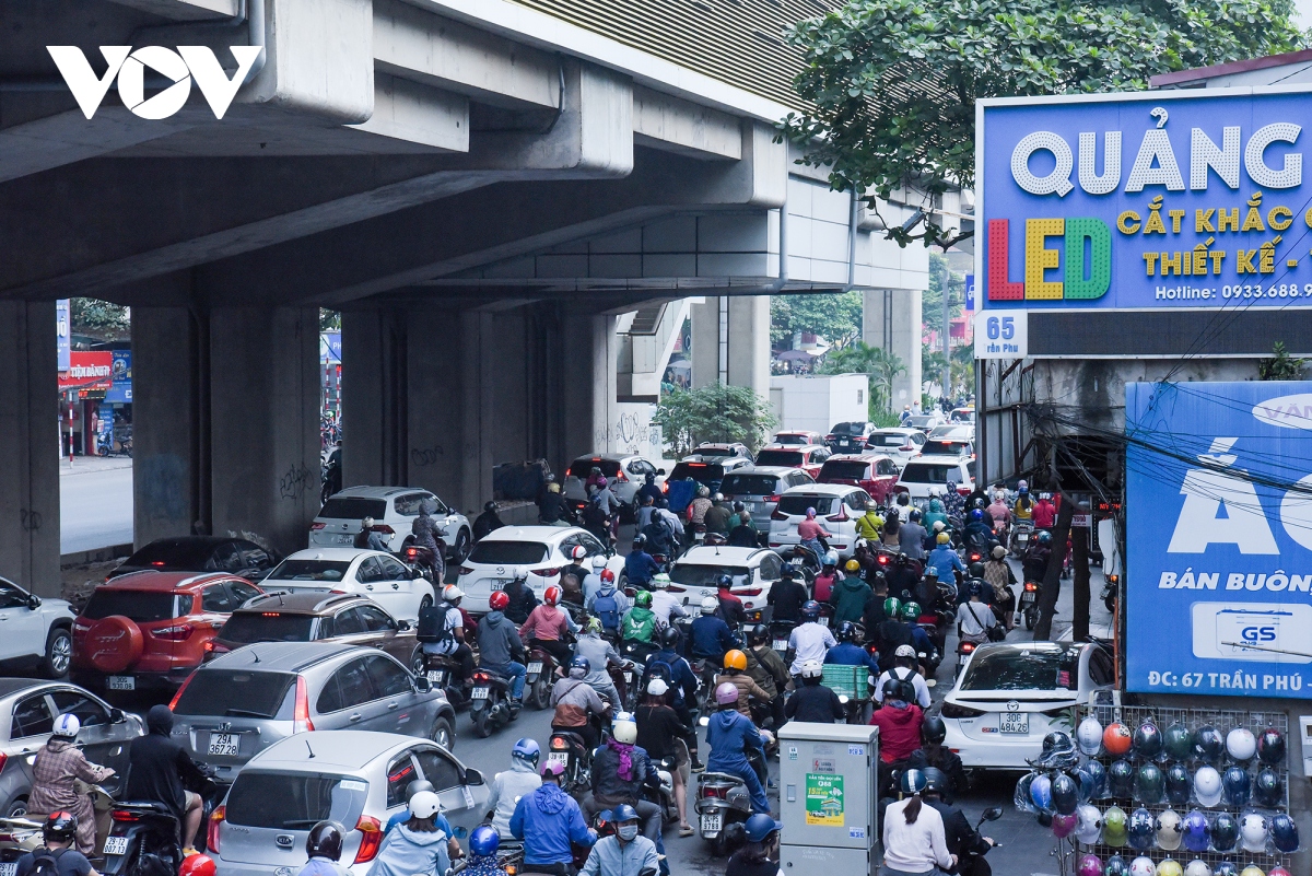 O to dan hang ngang, lan het lan xe may tren duong pho ha noi hinh anh 16