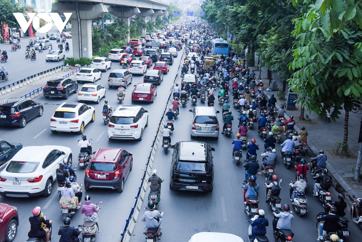 O to dan hang ngang, lan het lan xe may tren duong pho ha noi hinh anh 14