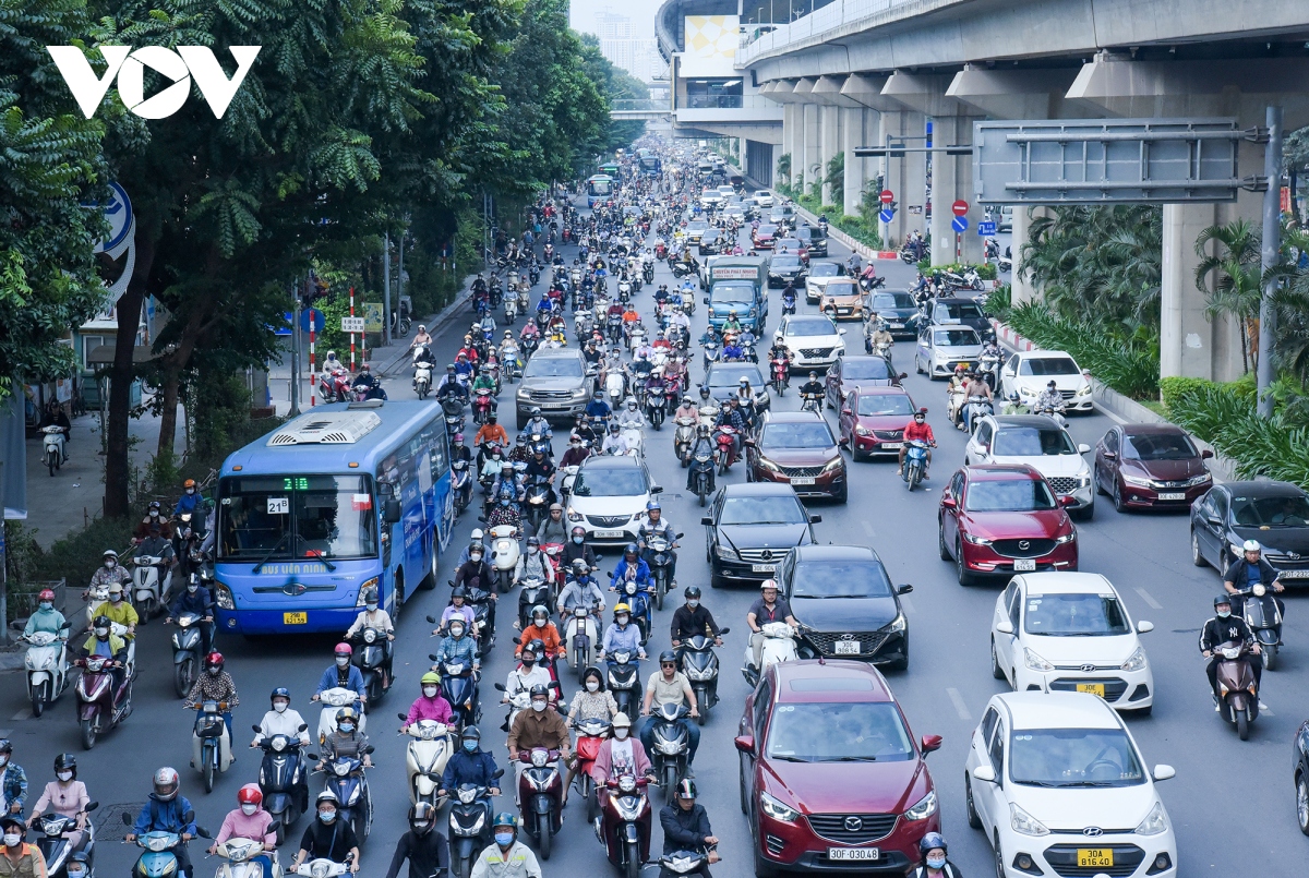 O to dan hang ngang, lan het lan xe may tren duong pho ha noi hinh anh 15