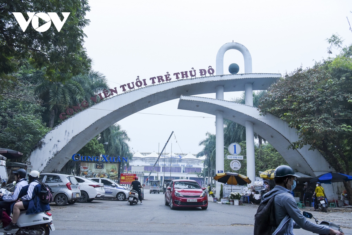 cong vien tuoi tre ha noi bi hang quan dua nhau xe thit hinh anh 1