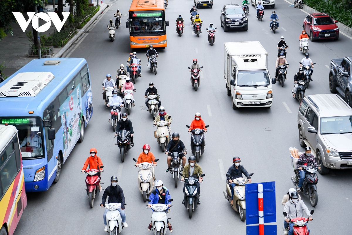 nguoi dan thu do dien ao am trong dot khong khi lanh dau tien hinh anh 2