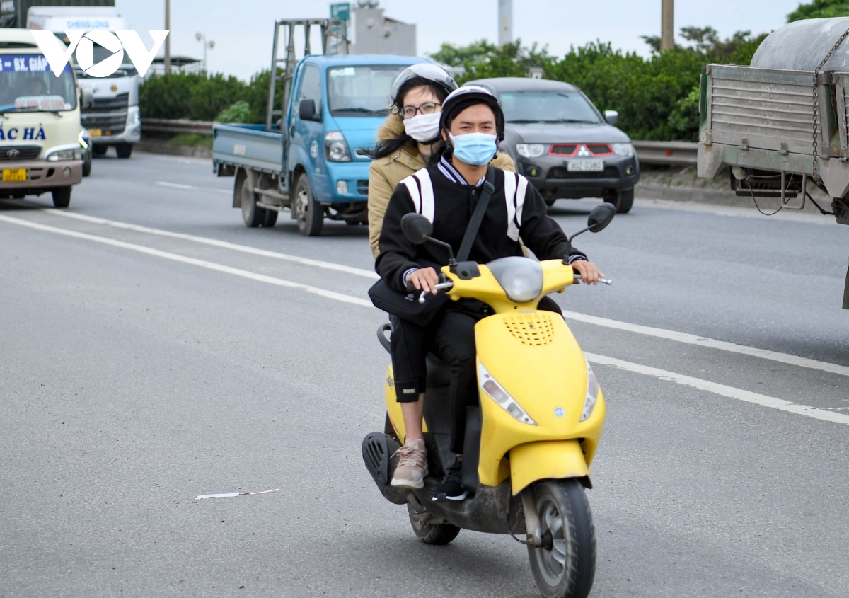 nguoi dan thu do dien ao am trong dot khong khi lanh dau tien hinh anh 13