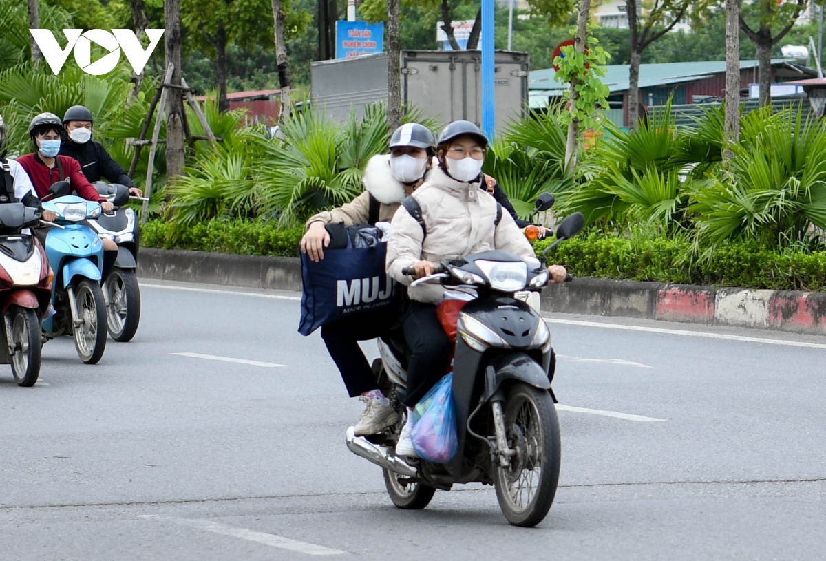 nguoi dan thu do dien ao am trong dot khong khi lanh dau tien hinh anh 5