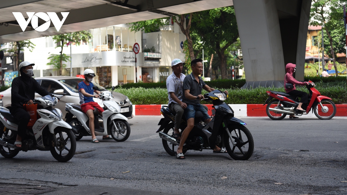 O ga, da dam lom chom tren duong pho ha noi gay nguy hiem cho nguoi di lai hinh anh 8