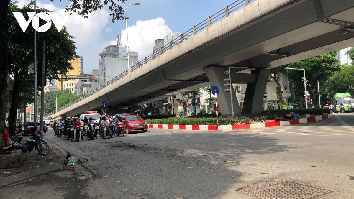 O ga, da dam lom chom tren duong pho ha noi gay nguy hiem cho nguoi di lai hinh anh 1