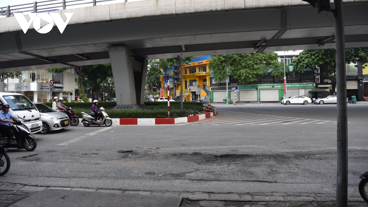 O ga, da dam lom chom tren duong pho ha noi gay nguy hiem cho nguoi di lai hinh anh 4