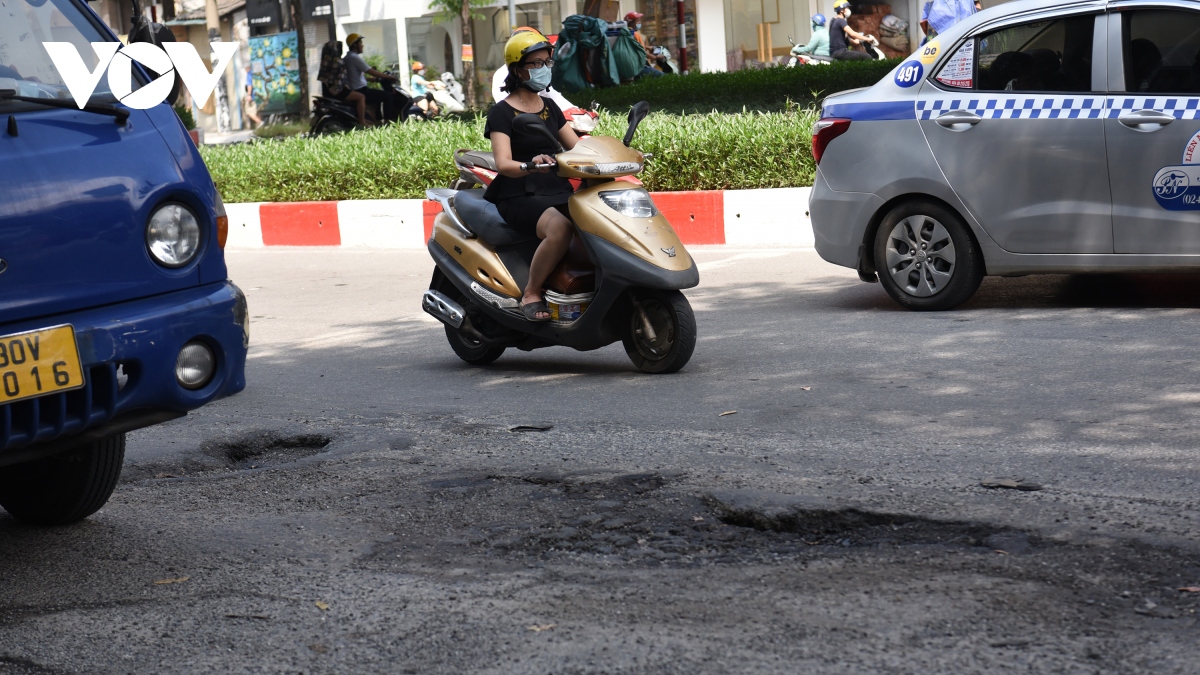 O ga, da dam lom chom tren duong pho ha noi gay nguy hiem cho nguoi di lai hinh anh 5