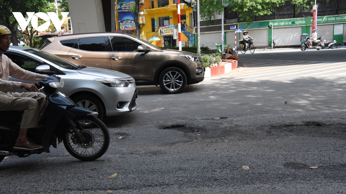 O ga, da dam lom chom tren duong pho ha noi gay nguy hiem cho nguoi di lai hinh anh 6