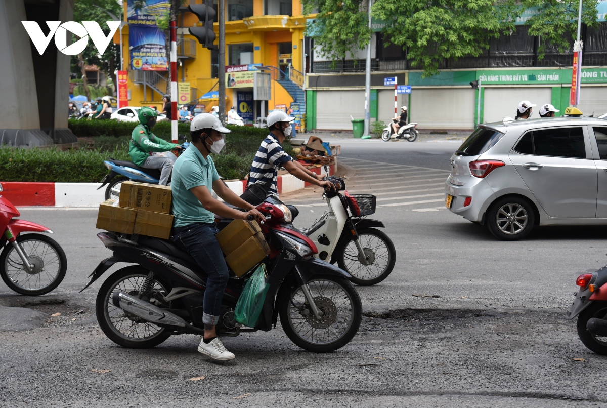 O ga, da dam lom chom tren duong pho ha noi gay nguy hiem cho nguoi di lai hinh anh 11