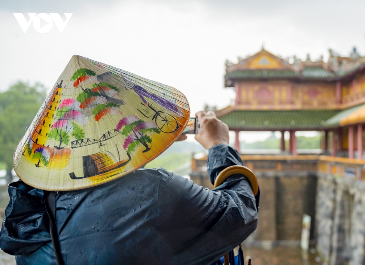 hue don nhung du khach dau tien tu du thuyen hang sang duoi con mua tam ta hinh anh 10