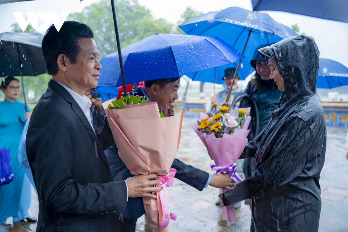 hue don nhung du khach dau tien tu du thuyen hang sang duoi con mua tam ta hinh anh 7