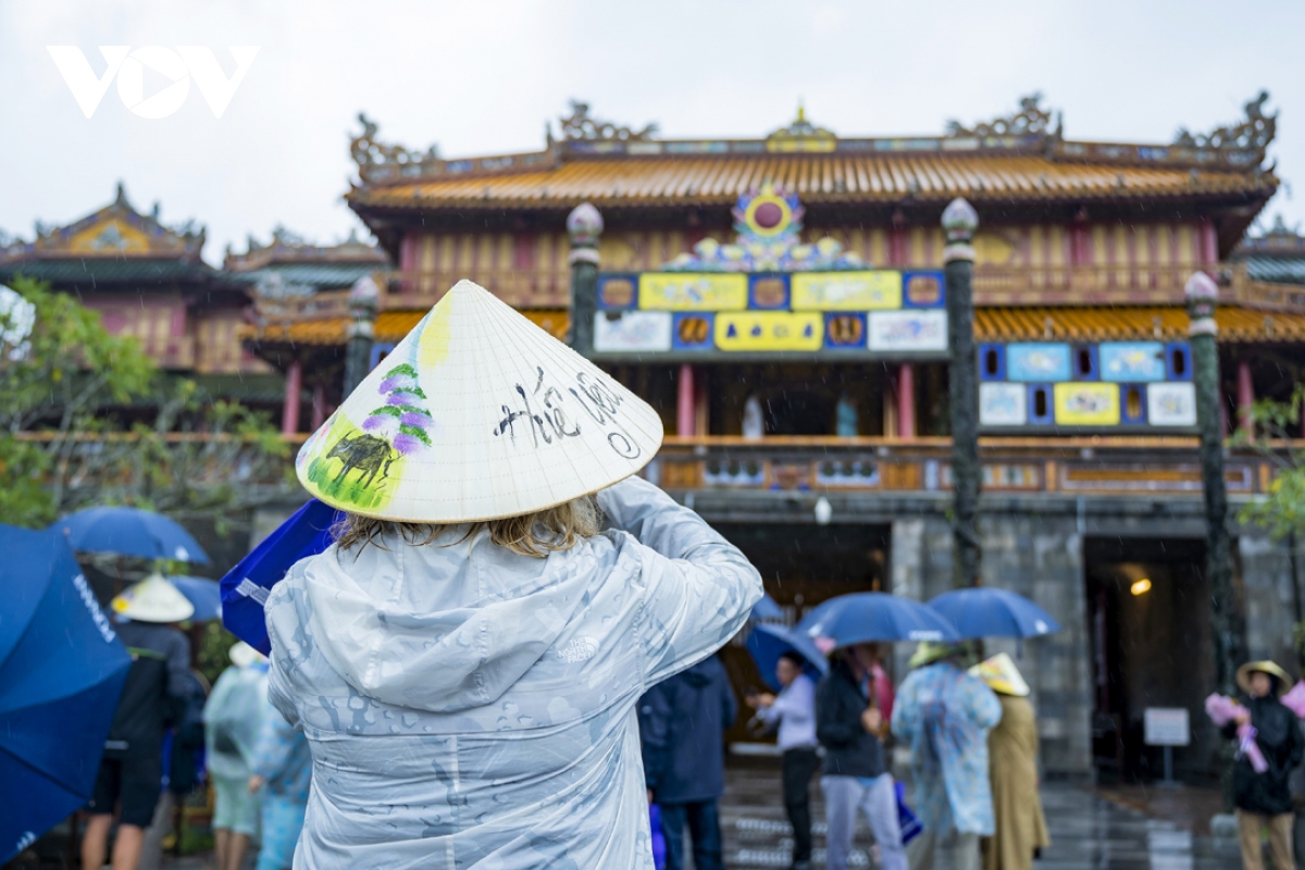 hue don nhung du khach dau tien tu du thuyen hang sang duoi con mua tam ta hinh anh 8