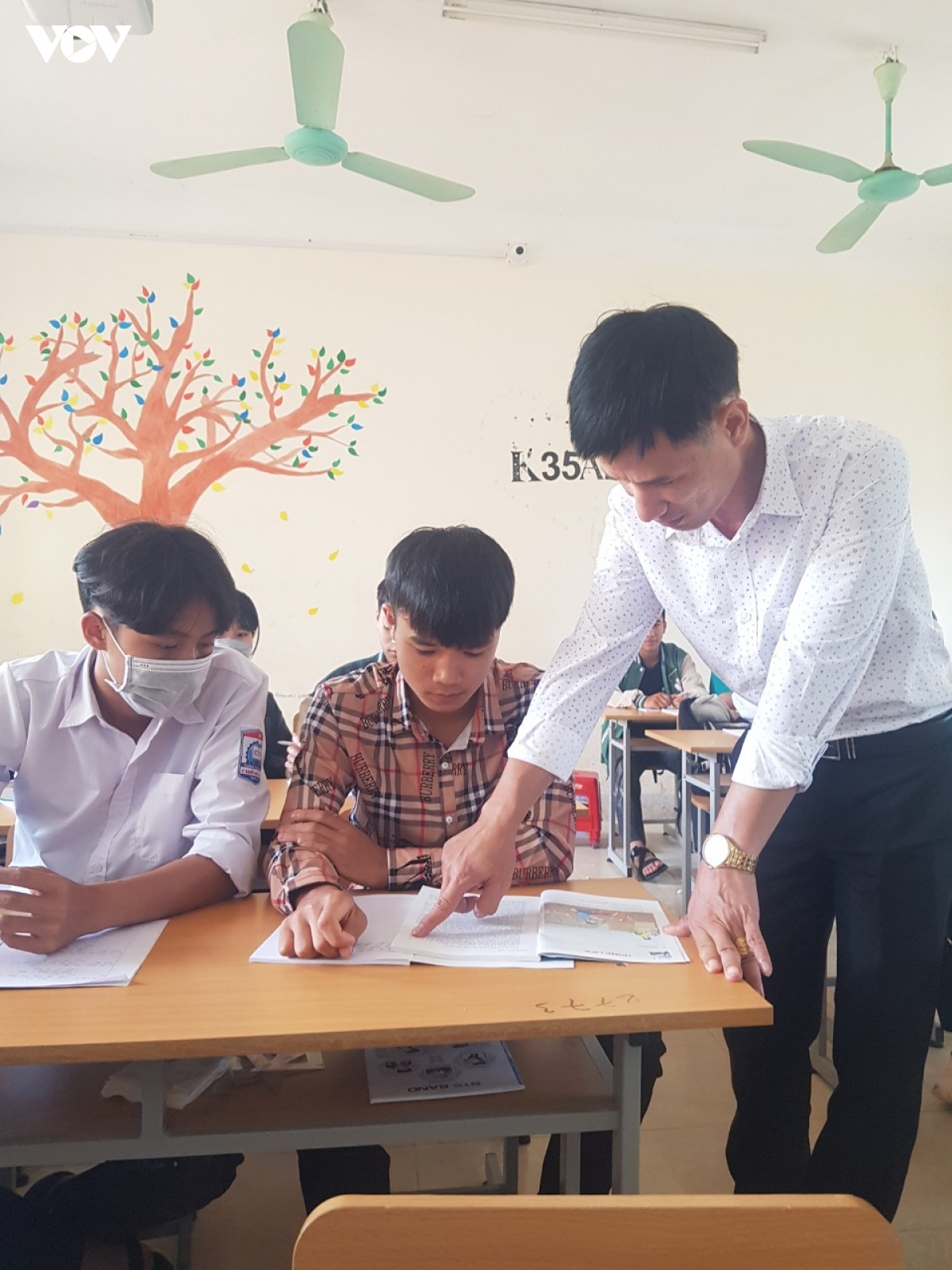 Duong den truong uot dam nuoc mat hinh anh 3