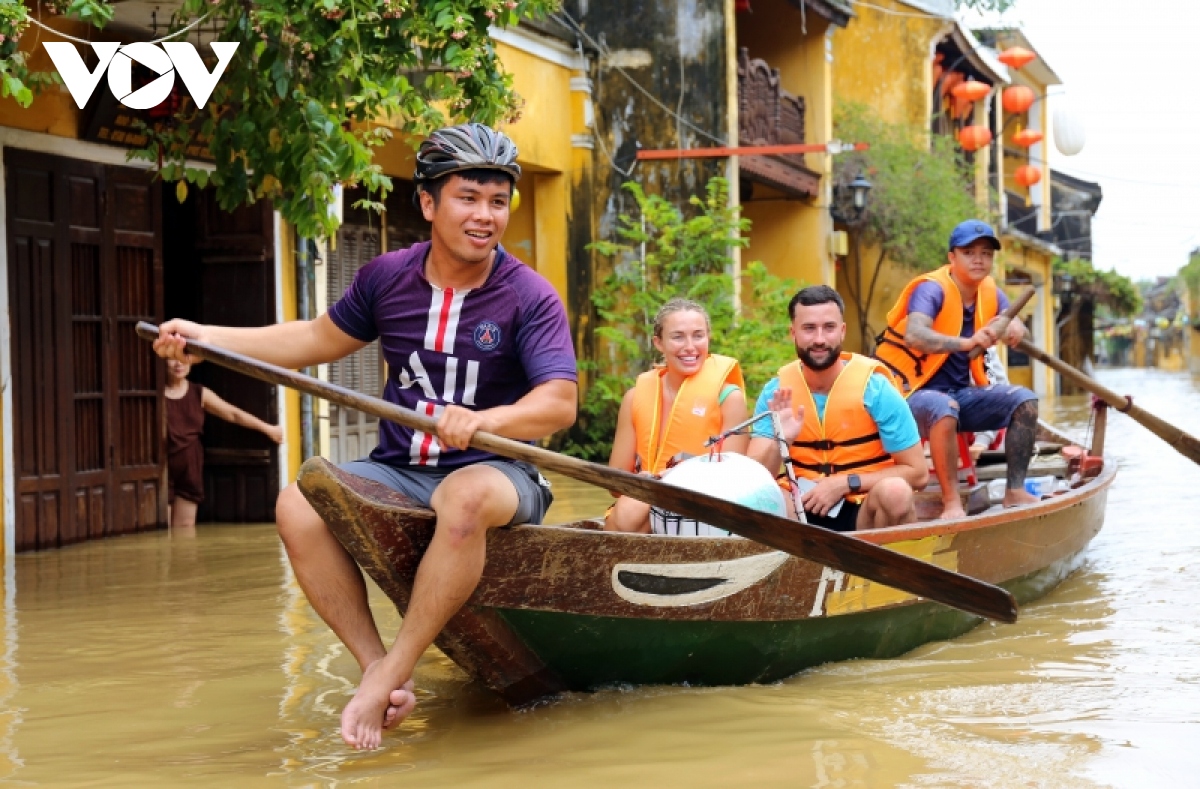 pho co hoi an ngap trong nuoc lu, nguoi dan di lai bang ghe hinh anh 9