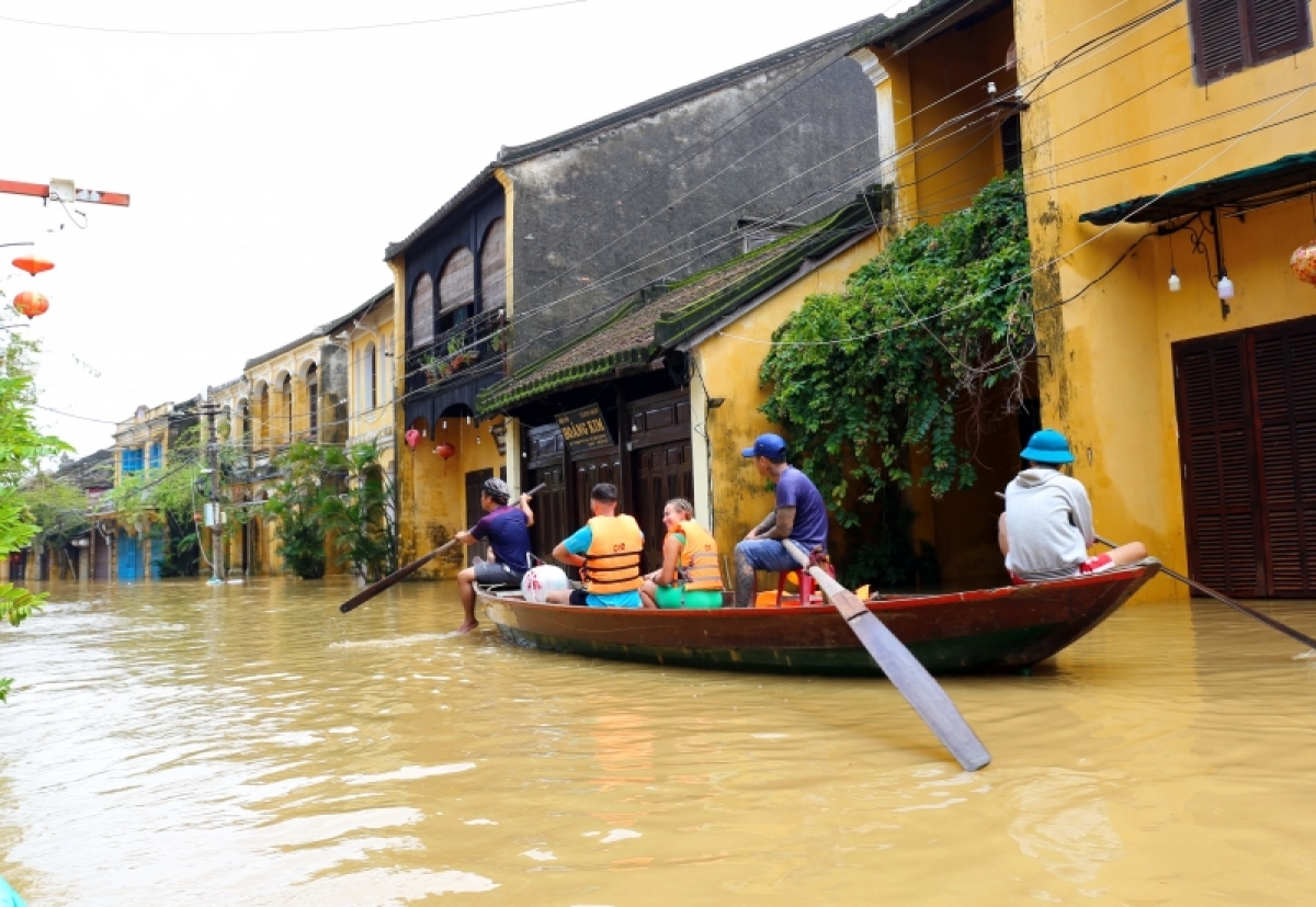 pho co hoi an ngap trong nuoc lu, nguoi dan di lai bang ghe hinh anh 12